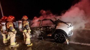 안동 고속도로서 화물차 추돌한 전기차 ‘전소’…60대 운전자 이마 열상