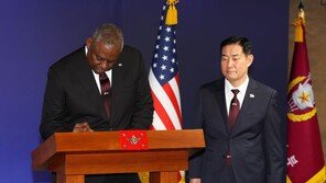 미 국방장관 “한미 동맹, 지속 강화될 것”…국방부 방명록 서명