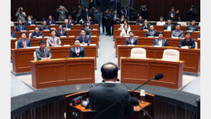 “휴대전화에 보안필름 붙여달라”… 與, 잇단 화면 노출에 의총서 당부 