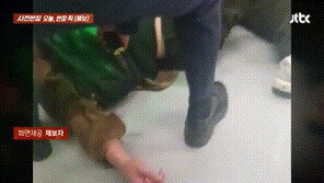 출근길 7호선 바닥 대자로 뻗은 男 ‘쿨쿨’…결국 질질 끌려 나갔다