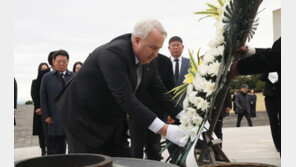 인요한, 제주 4·3 평화공원 참배 “더 좋은 나라 만들어야”