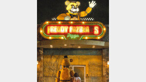 10년전 공포게임 ‘프레디의 피자가게’ 공포영화로 떴다 