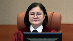 헌법재판소장 권한대행에 이은애 재판관 선출