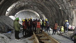 인도서 터널 공사 중 붕괴…사흘째 고립된 인부 40명 구출 중