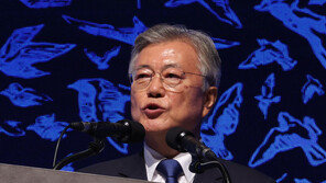 문재인 “수험생 어깨 다독여주고 싶어…평소 실력대로”