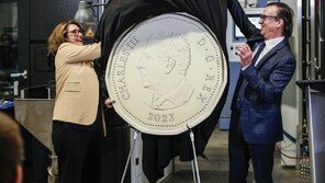 찰스 3세 새긴 새 동전 공개 