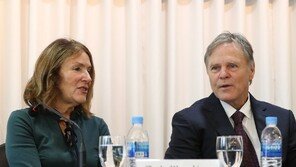 웜비어 부모, 美은행 동결 北자금 29억원 받는다