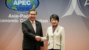 한일 외교장관 “한일중 외교장관 회의 조속 개최”