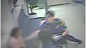 목에 흉기 댄 채 지구대 찾은 여성…경찰, 제압에 3초도 안 걸렸다