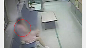목에 흉기 대고 지구대 간 女…경찰 3초 만에 제압