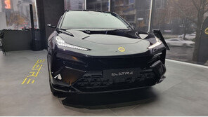 “공기로 조각된 전기차”…英 로터스의 강남 플래그십 전시장