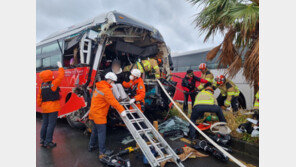 제주서 급행버스가 정차한 25톤 덤프트럭 추돌…5명 중경상