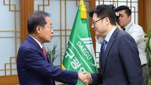 野 홍익표, 홍준표 만나 11조 ‘달빛고속철法’ 처리 약속 