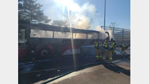 강릉 영동고속도로 달리던 시외버스서 불…승객 등 5명 대피
