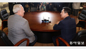 與 혁신안 신경전… 인요한 “신속 수용을” 김기현 “절차 거쳐야” 