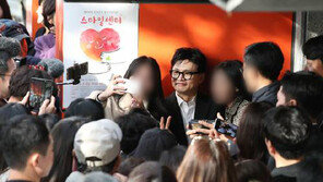 한동훈, 몰려든 촬영요청에 기차 놓쳐…3시간여 시민과 사진