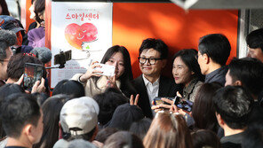 한동훈, 몰려든 촬영요청에 기차 놓쳐…대구 시민과 3시간여 사진촬영