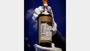 “한 모금에 차 한대 값”…위스키 역대최고가 35억 낙찰