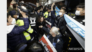 전장연, 두 달 만에 출근길 지하철 시위 재개… 경찰과 대치