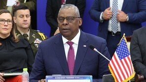 美 국방, 우크라 깜짝 방문…“러 침략 맞서 미래에도 계속 협력”