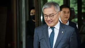 최강욱 “암컷이 나와서 설친다”…野, 청년비하 이어 여성비하 논란