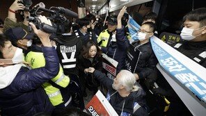 전장연, 지하철 시위 재개… 출근길 2호선 47분간 지연