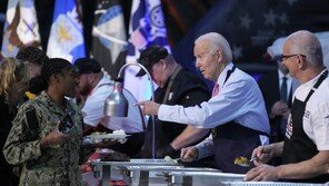 바이든, 81세 생일… 고령 우려에 ‘경륜’ 강조한 백악관 