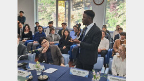 한동훈 “내달 파격적 비자정책 발표”…KAIST 학생들과 기념촬영