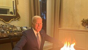 81세 생일 맞은 바이든 “초 꽂을 공간 부족”…불타는 케이크 공개