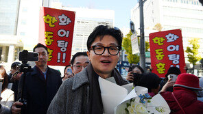 한동훈 “법카로 소고기·초밥 사먹는 게 탄핵사유”…지지자들 대거 몰려
