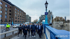 尹, 런던 타워브리지 산책…‘한국전 참전’ 벨파스트호 둘러봐