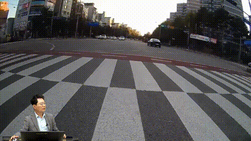 “어떻게 피하냐”…오토바이 앞 뛰어든 무단횡단자 되레 협박