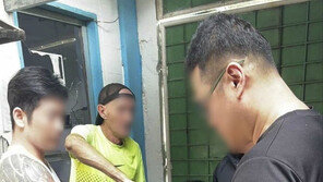 필리핀 거점 보이스피싱범 강제 송환…현지서 자해소동