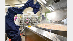 서울 숭곡중학교에 전국 첫 급식 로봇 