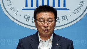 “내가 이쪽 돌면 너는 저쪽 가야지”…박지원-윤재갑 신경전 고조