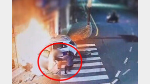 ‘쾅’ 건물 들이받은 택시에 불이…화염 속 몸 던져 기사 구한 청년
