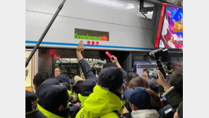 전장연, 혜화역서 시위 중 경찰과 충돌…박경석 대표 현행범 체포