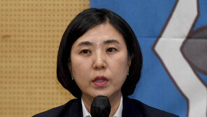 ‘암컷 발언’ 옹호 남영희, 징계 시사에 민주연구원 부원장 사퇴