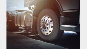 경사로 미끄러지는 5t 트럭 막으려다…운전자 참변