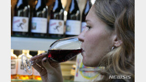 “숙취와 다르다”…레드와인 마신 뒤 두통은 ‘이것’ 때문