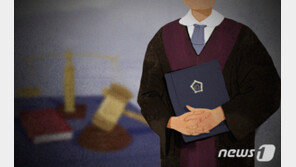 아내에게 눈찔린 남편 유죄, 아내 때려 골절상 입힌 남편 무죄