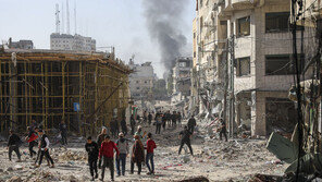 2차 석방 인질 13명, 지연 끝에 인계…외국인 7명도