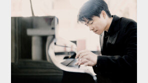 ‘피아니스트-작곡가-과학 신동’ 키트 암스트롱 “과학 관심이 음악에 활기 줘”