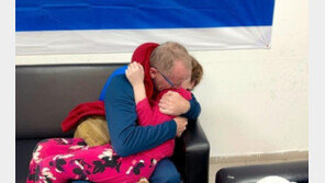 하마스 땅굴서 9살 생일 맞았던 소녀, 무사히 이스라엘 아빠 품으로