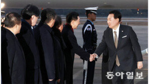 尹, 공항 마중 나온 김기현과 악수