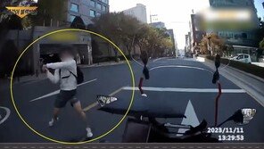 배달 중인 라이더에게 돌연 ‘골프채 풀스윙’ 남성…왜?