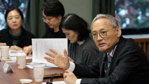 문학계 만난 유인촌 “삭감 예산 내년 대폭 수정…국립한국문학관 빠른 건립” 약속