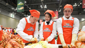 고무장갑 끼고 ‘김장봉사’ 윤 대통령 “이웃에 따뜻한 손길”