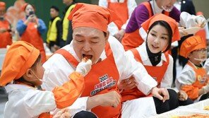 고무장갑 낀 尹 “전국 각지 재료 다 모았다”… 김장으로 ‘국민 대통합’