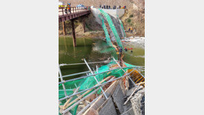 경주 안계댐 저수지 교량 상판 무너져 2명 사망 